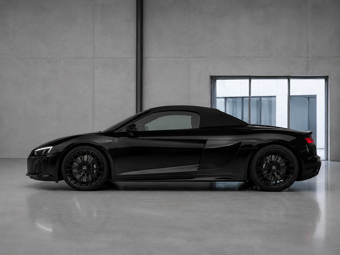 Audi R8 — side